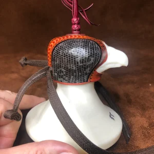 Caperuza holandesa con laterales de piel de reptil